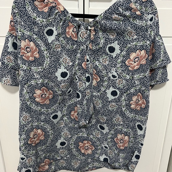 Floral blouse 🌸 - Picture 2 of 3